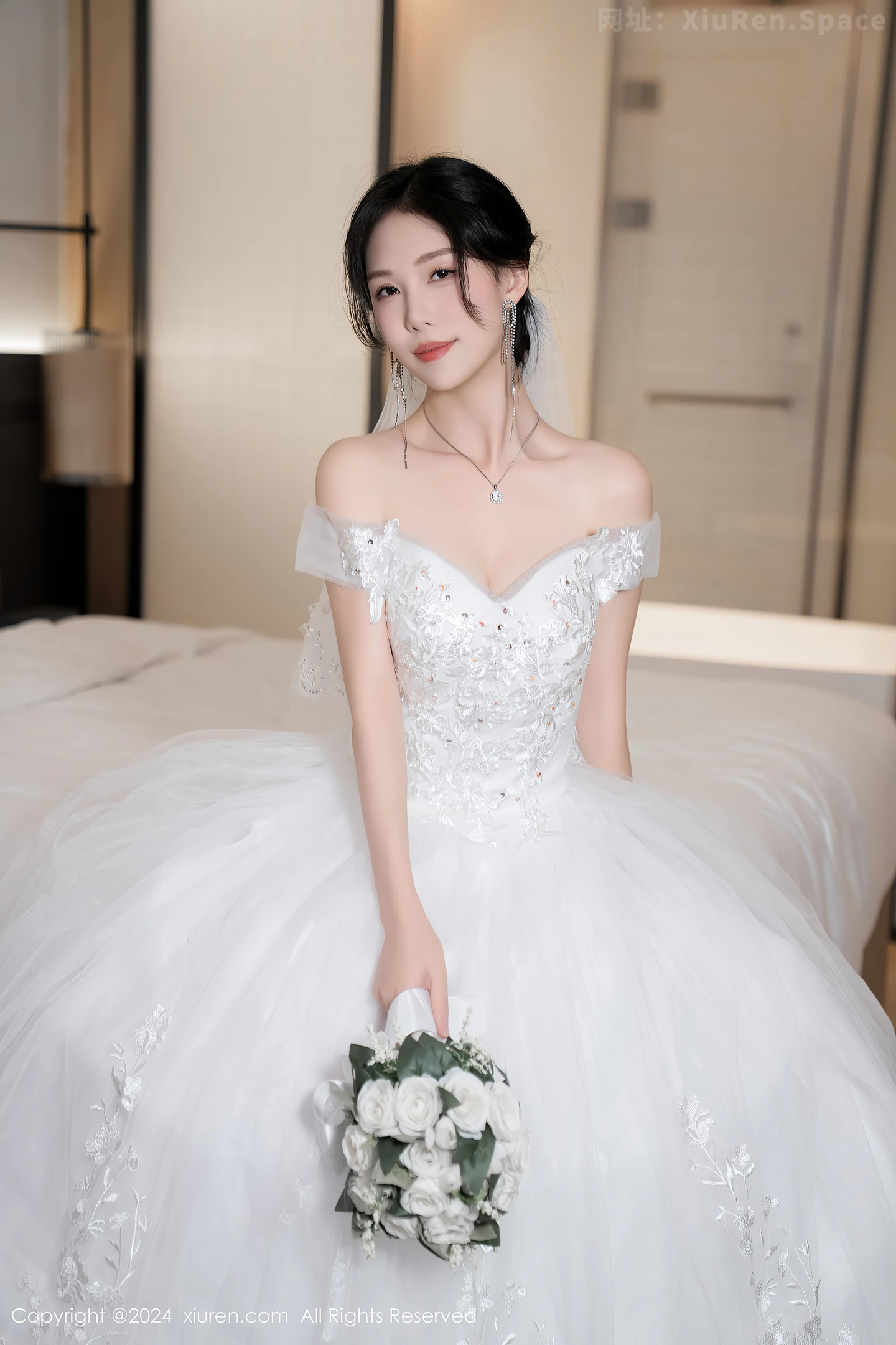 图片[2]-[XiuRen秀人网]VOL.8998 模特利世浴室场景性感白色婚纱配超薄肉丝秀完美身材诱惑写真100P-秀人网官方网站